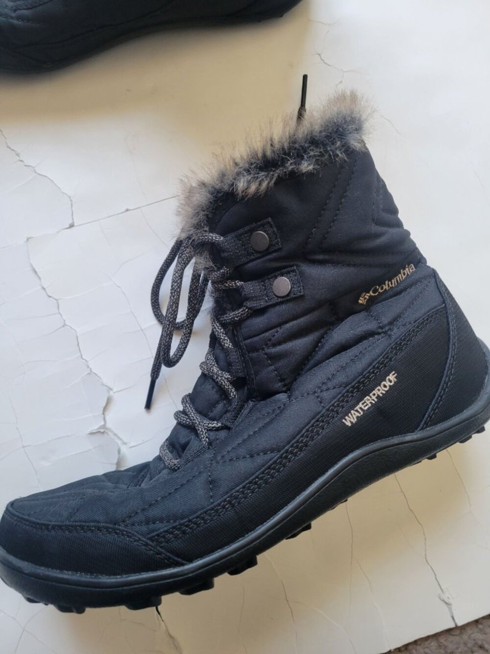 Columbia Women's Minx Shorty boots, a black quilted design Faux Fur Trim Sz 9.5 - Picture 3 of 10